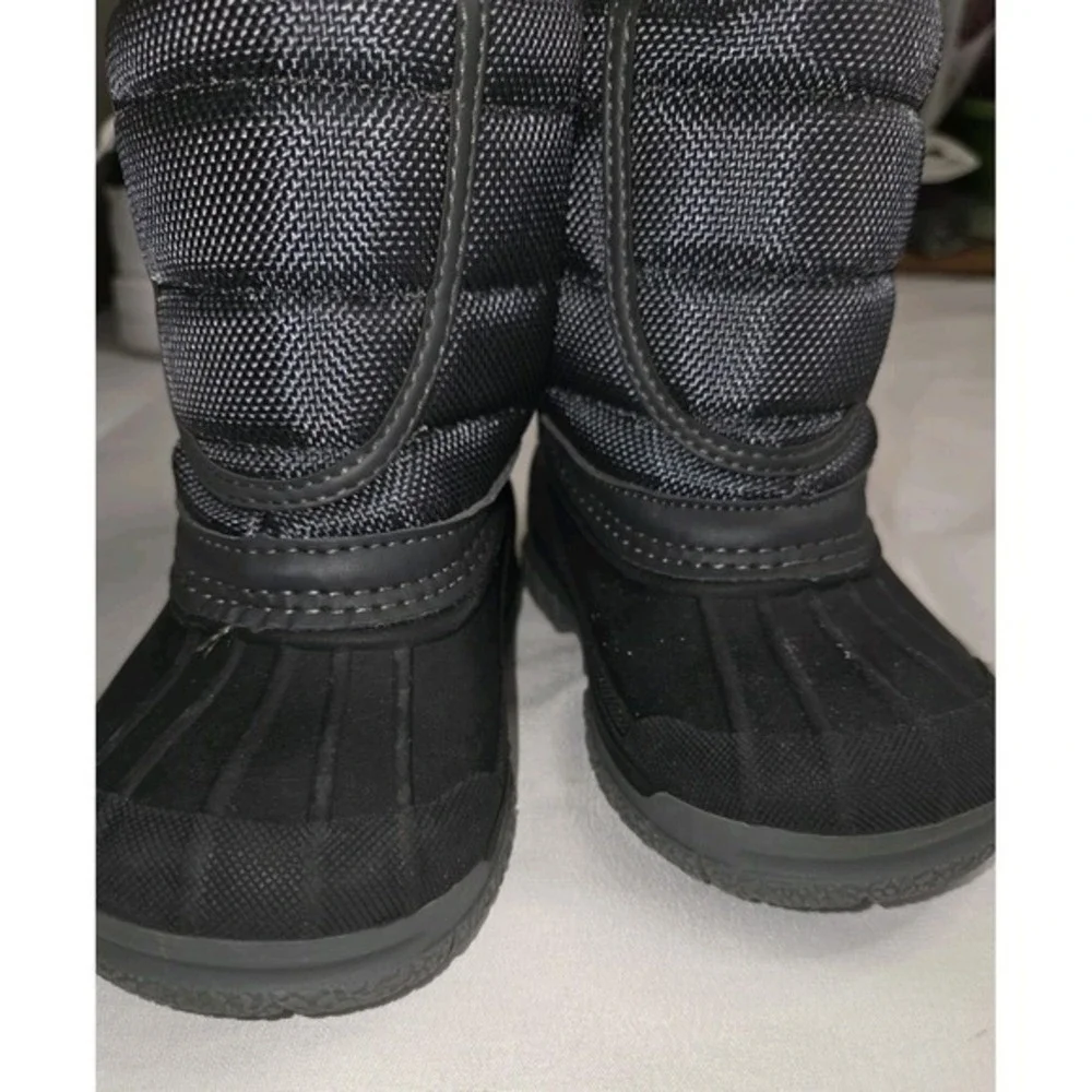 OshKosh B'Gosh Unisex-Child Splash Rain Boot Size 4M Gray And Neon‎ Green